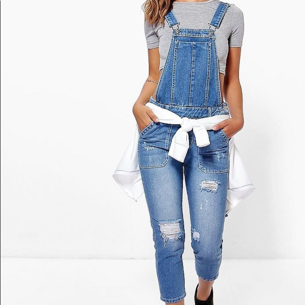 BOOHOO petite distressed 3/4 overalls